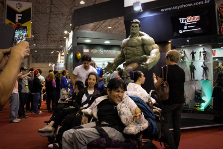 Acesso preferencial aos cadeirantes e o Hulk fazendo alegria de todos!